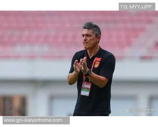 最后时刻U22国足角球争议鲍世蒙拔角旗杆遭黄牌处罚后幽默插回 最后时刻U22国足角球争议鲍世蒙拔角旗杆遭黄牌处罚后幽默插回