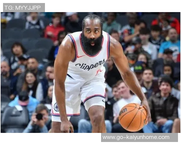 快船与黄蜂激战上半场快船微弱领先哈登表现抢眼小卡稳定发挥三球状态起伏