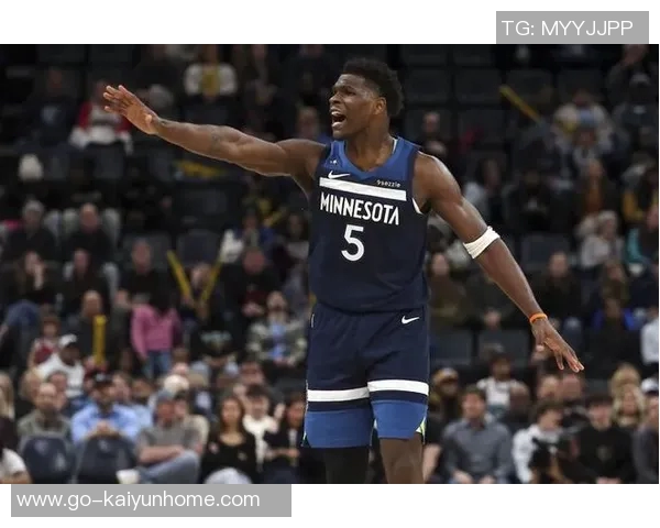 爱德华兹表现稳定半场12投6中贡献16分1篮板2助攻正负值5